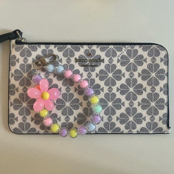 KATE SPADE NWOT Leather Lucy Spade Flower Wristlet, Beaded Bag Charm INCLUDED! - Picture 4 of 8